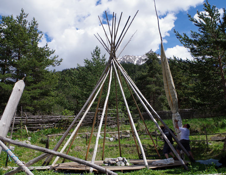 Montage de la toile sur le tipi