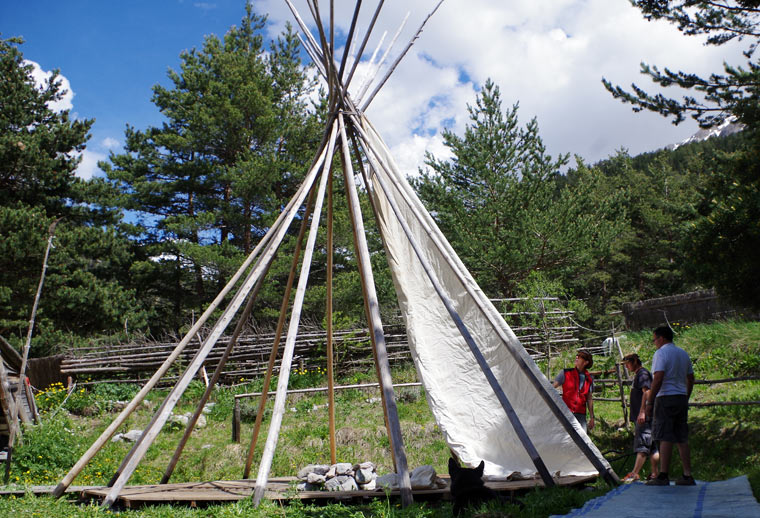 Montage de la toile sur le tipi