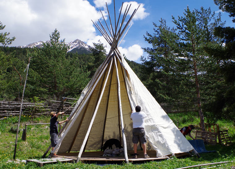 Montage de la toile sur le tipi