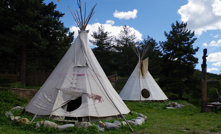 Deux tipis dans la vallée de la Clarée