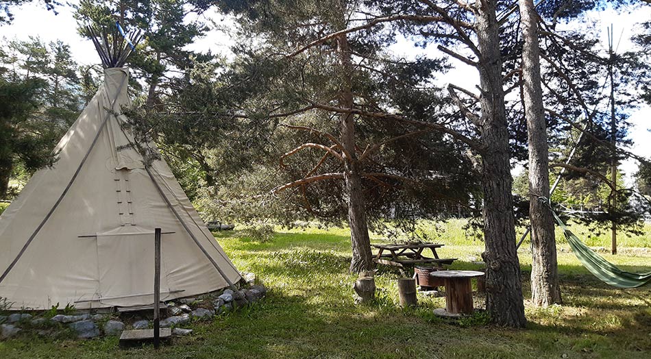Camping sous tipi sioux aux alberts dans la vallée de la Clarée